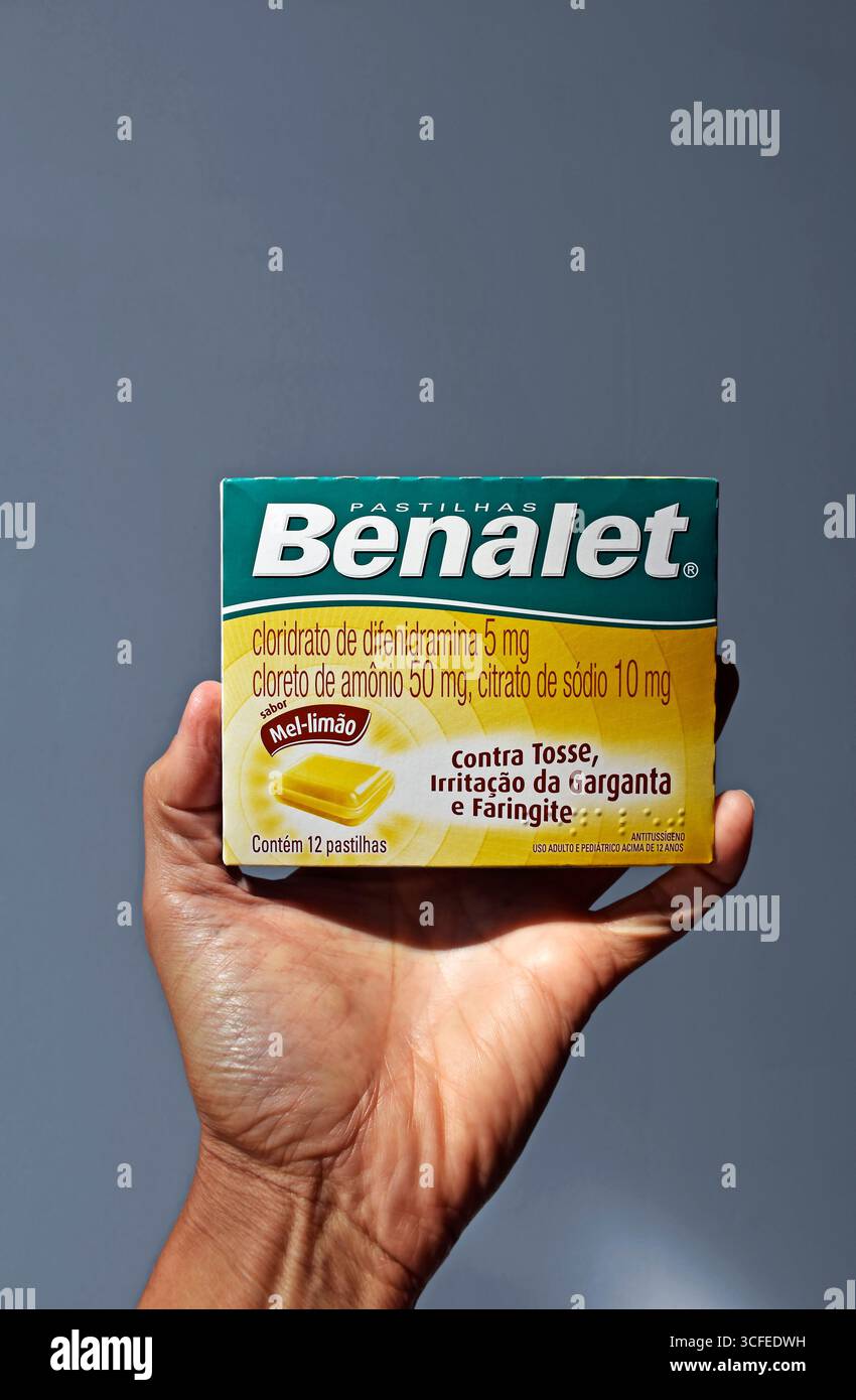 RIO DE JANEIRO, BRASILIEN - 13. August 2025: Hand hält eine Kiste mit Rachenlutschtabletten Stockfoto