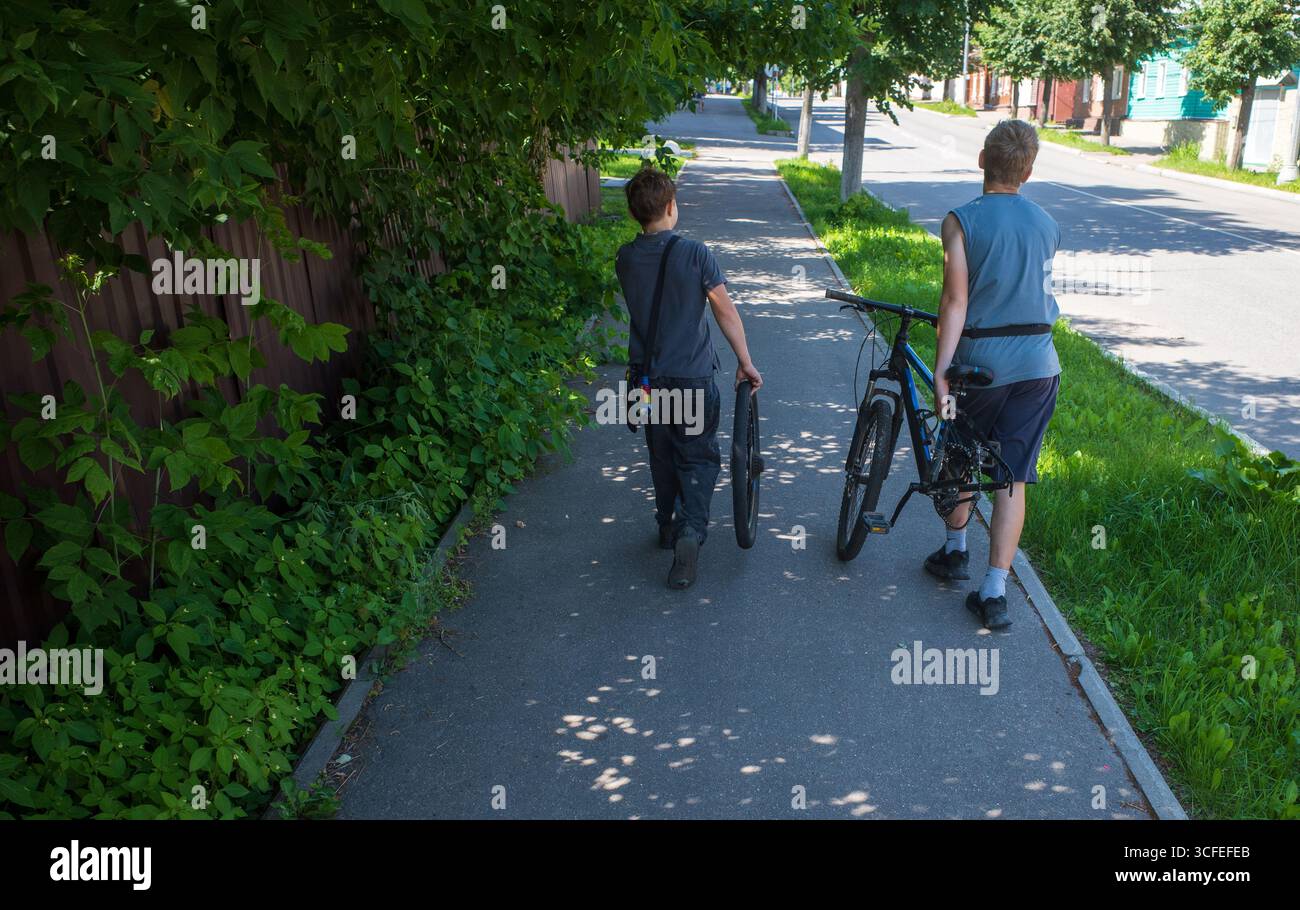 Fahrrad in Teilen, Teenager, Straßenszene. Stockfoto