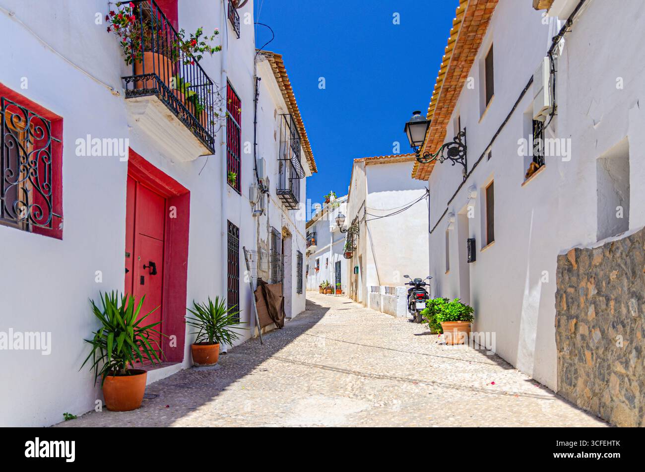 Altea Altstadt enge Straße mit typischen weißen Häusern Gebäude, Blumen Pflanzen in Töpfen an sonnigen Sommertagen, Altea Altstadt Casco Antig Stockfoto