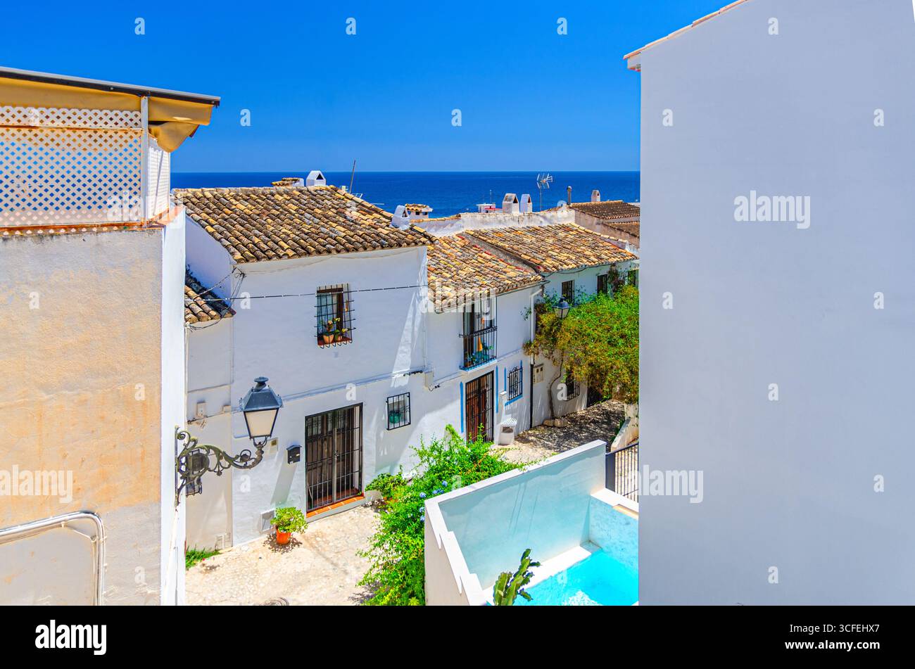 Altea Altstadt enge Straße mit typischen weißen Häusern traditionelle Gebäude, Altea Bucht Mittelmeer Wasser an sonnigen Sommertagen, Altea Stadt Historie Stockfoto