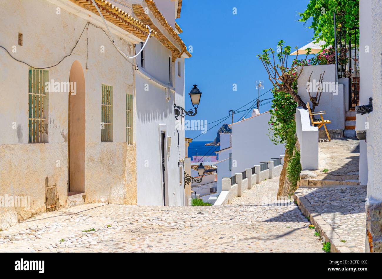 Altea Altstadt enge leere Straße mit typischen weißen Häusern traditionelle Gebäude an sonnigen Sommertagen, Altea Altstadt Casco Antiguo, Al Stockfoto
