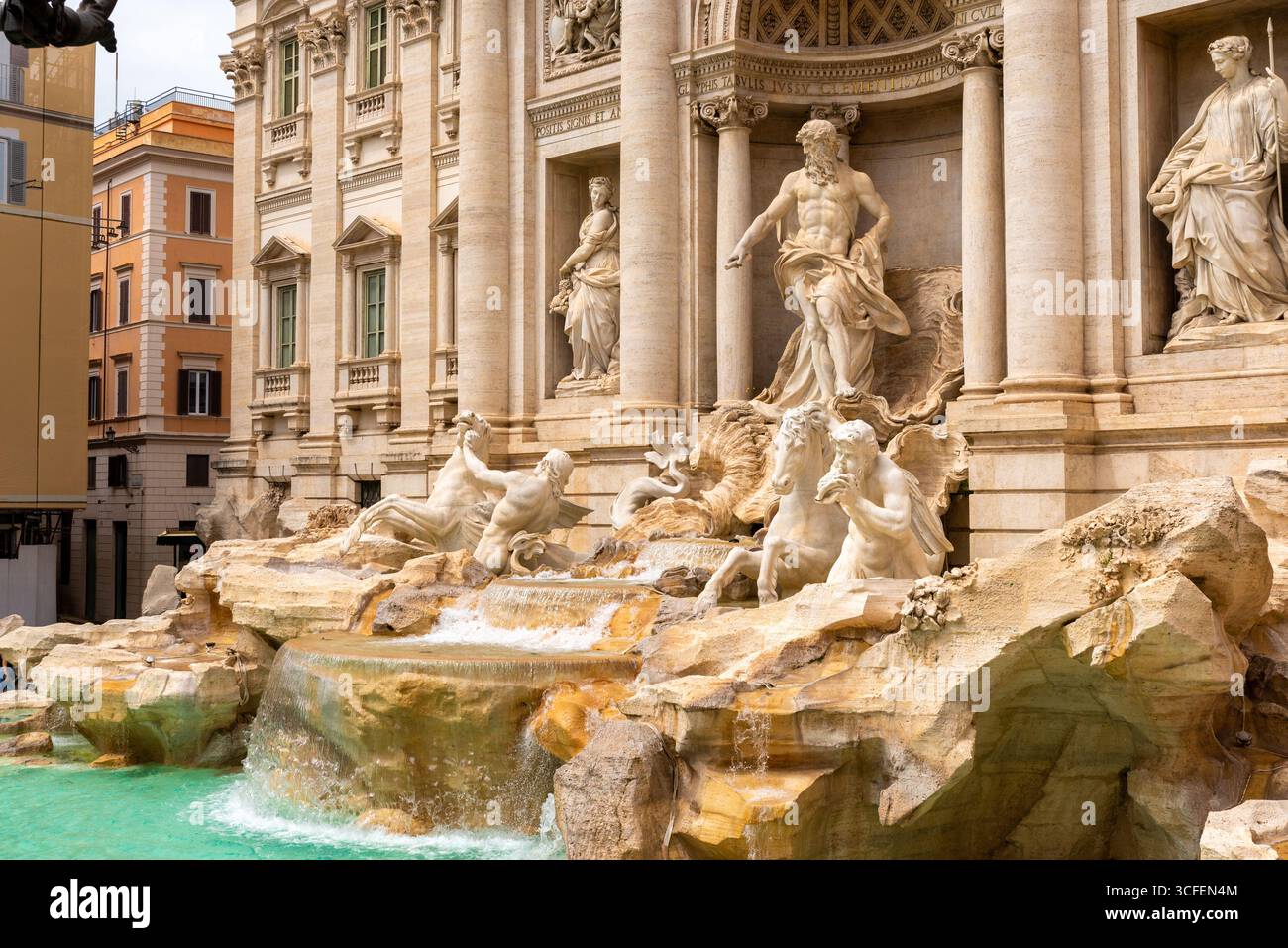 Statuen des Trevi-Brunnens und türkisfarbenes Wasser in Rom, Italien, Symbol der barocken Architektur Stockfoto