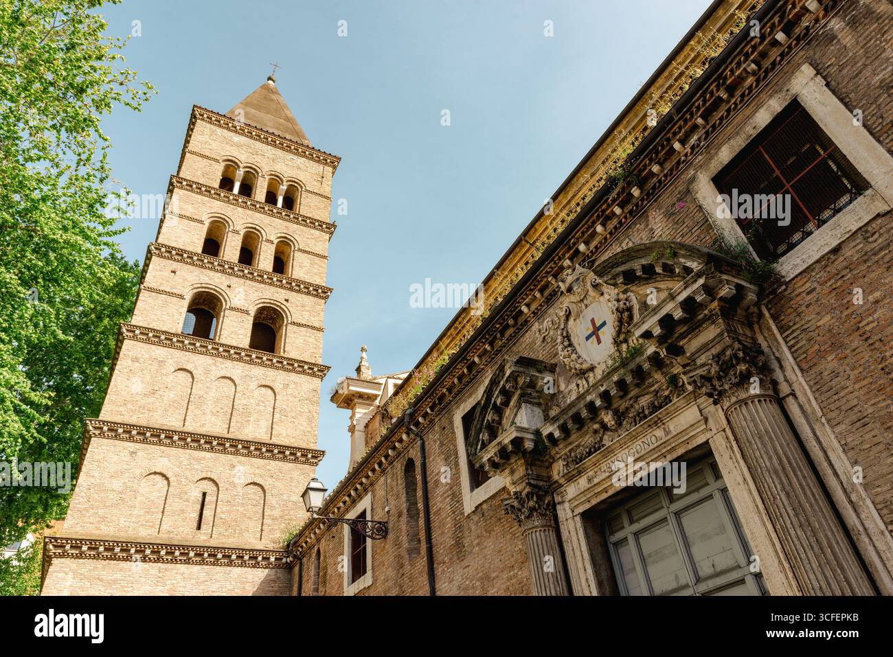 Kirche San Sisto Vecchio in Rom, Italien, mit mittelalterlichem Backsteinglockenturm und kunstvollem Eingang Stockfoto