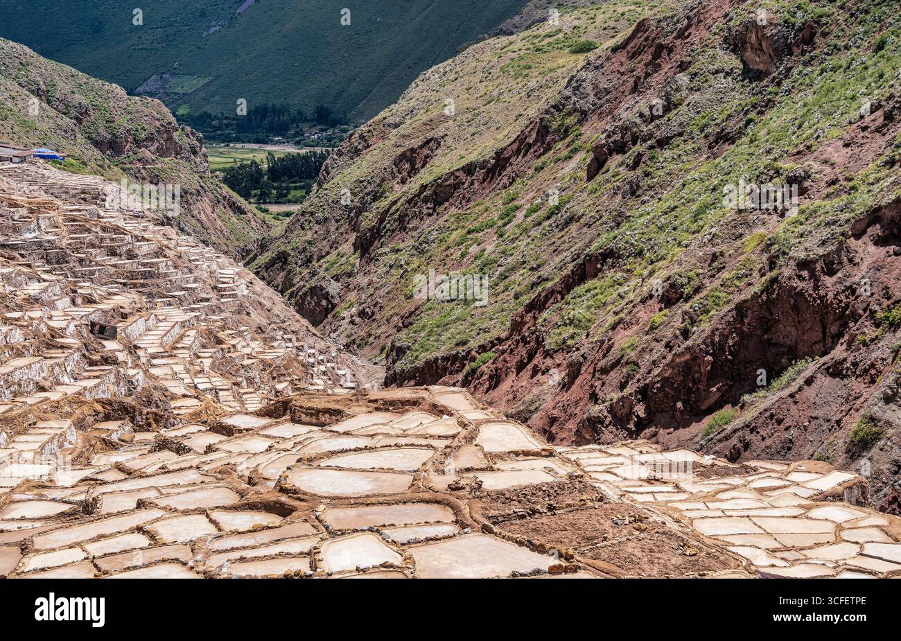 Salzteiche von Maras auf einem terrassenförmig angelegten Hügel im Heiligen Tal von Peru. Stockfoto