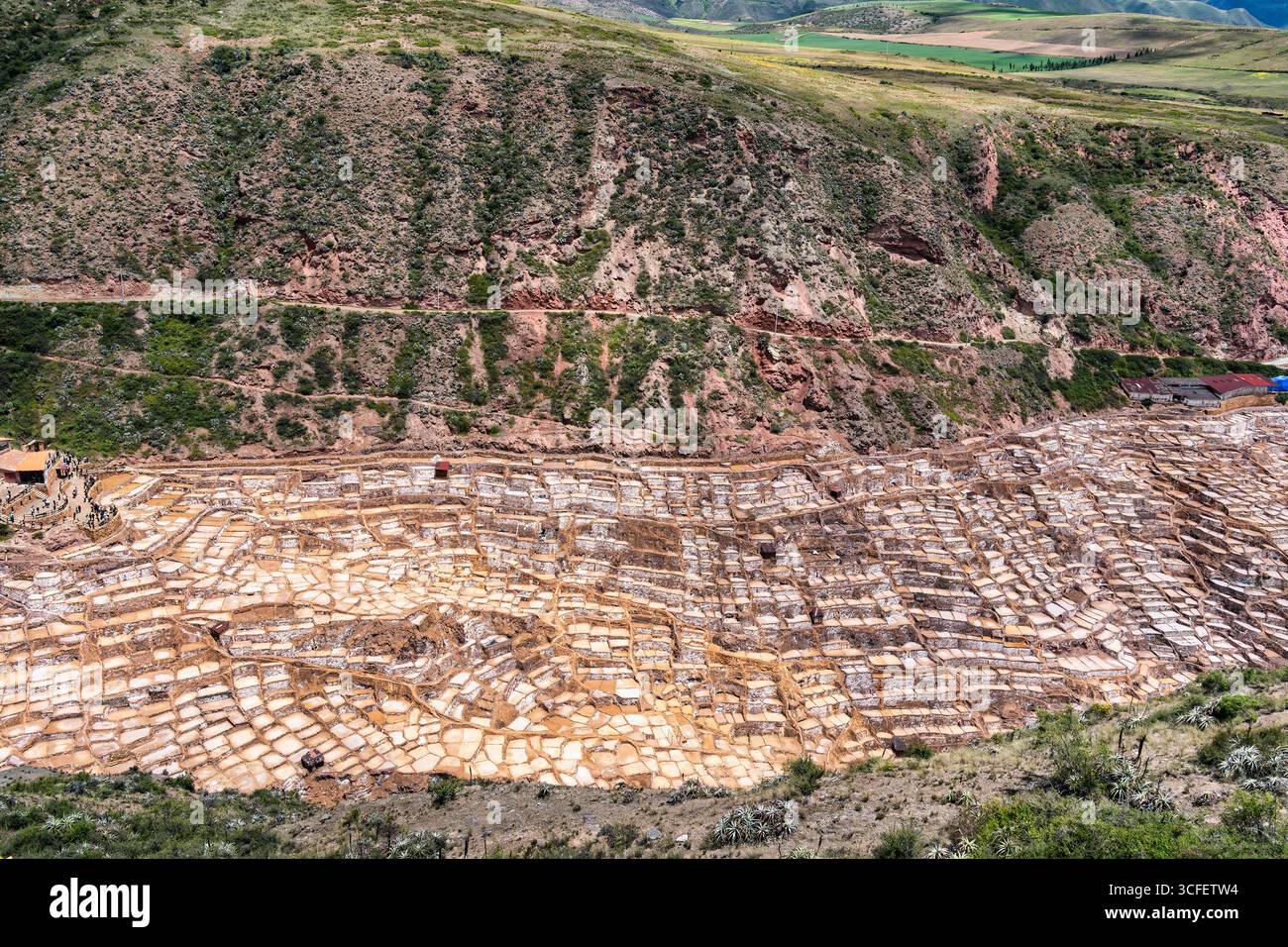Salzteiche von Maras auf einem terrassenförmig angelegten Hügel im Heiligen Tal von Peru. Stockfoto