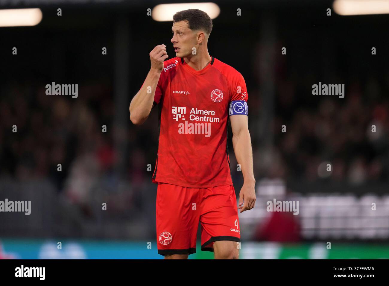 Almere, Niederlande. August 2025. ALMERE, NIEDERLANDE - 22. AUGUST: James Lawrence von Almere City FC Gesten beim Keuken Kampioen Divisie Spiel zwischen Almere City FC und Willem II im Yanmar Stadion am 22. August 2025 in Almere, Niederlande. (Foto von Patrick Goosen/Orange Pictures) Credit: Orange Pics BV/Alamy Live News Stockfoto