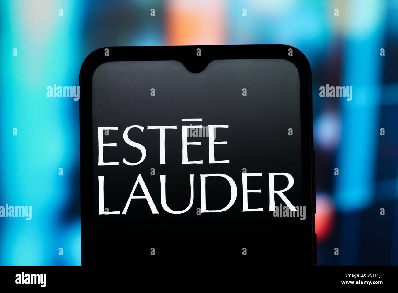 In dieser Abbildung wird das Estée Lauder-Logo auf einem Smartphone-Bildschirm angezeigt. Stockfoto