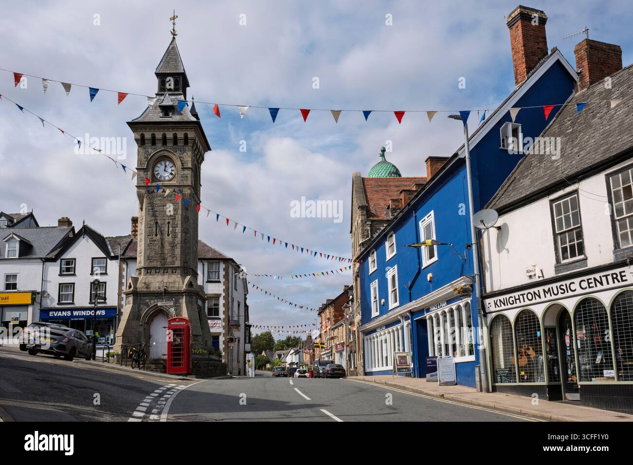 Der viktorianische Uhrenturm (erbaut 1872) im Zentrum von Knighton, Powys, Wales Stockfoto