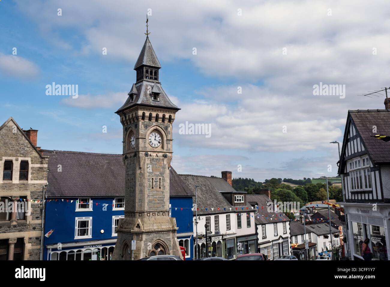 Der viktorianische Uhrenturm (erbaut 1872) im Zentrum von Knighton, Powys, Wales Stockfoto