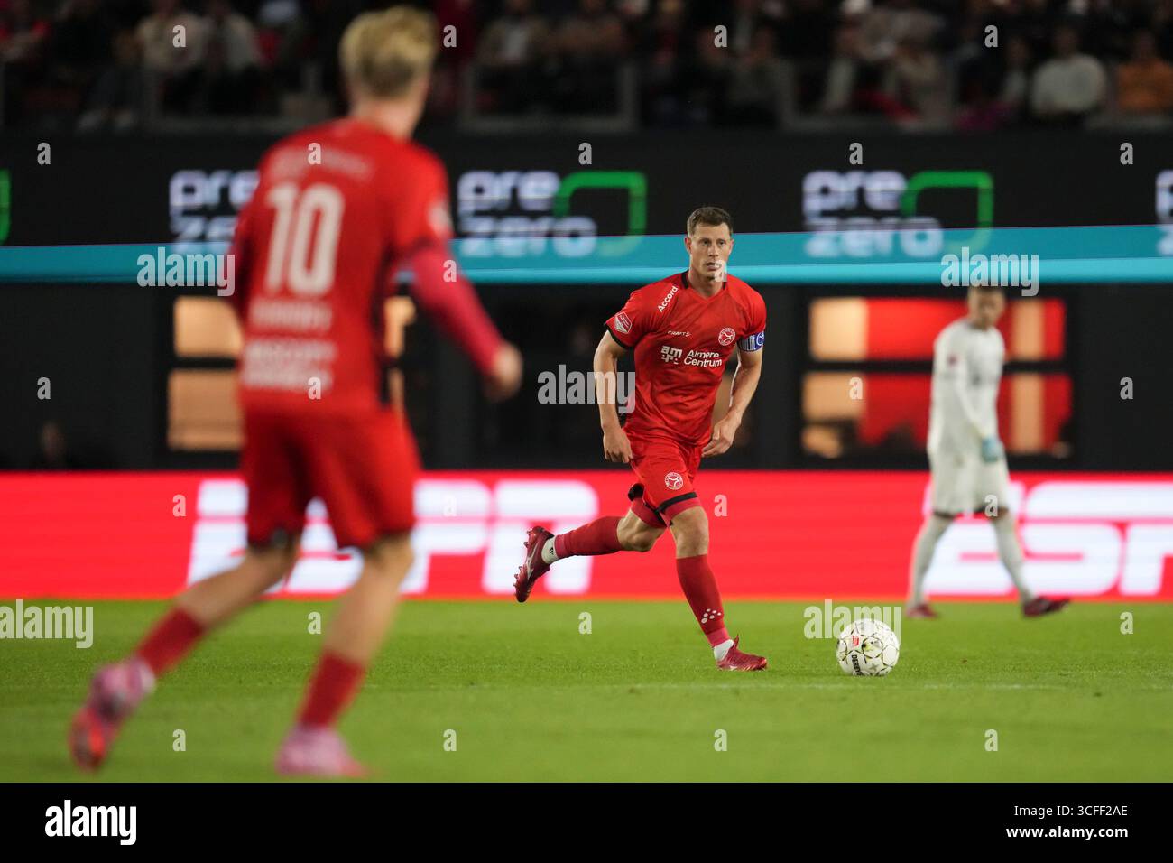 Almere, Niederlande. August 2025. ALMERE, NIEDERLANDE - 22. AUGUST: James Lawrence vom Almere City FC spielt mit dem Ball während des Keuken Kampioen Divisie Spiels zwischen Almere City FC und Willem II im Yanmar Stadion am 22. August 2025 in Almere, Niederlande. (Foto von Patrick Goosen/Orange Pictures) Credit: Orange Pics BV/Alamy Live News Stockfoto