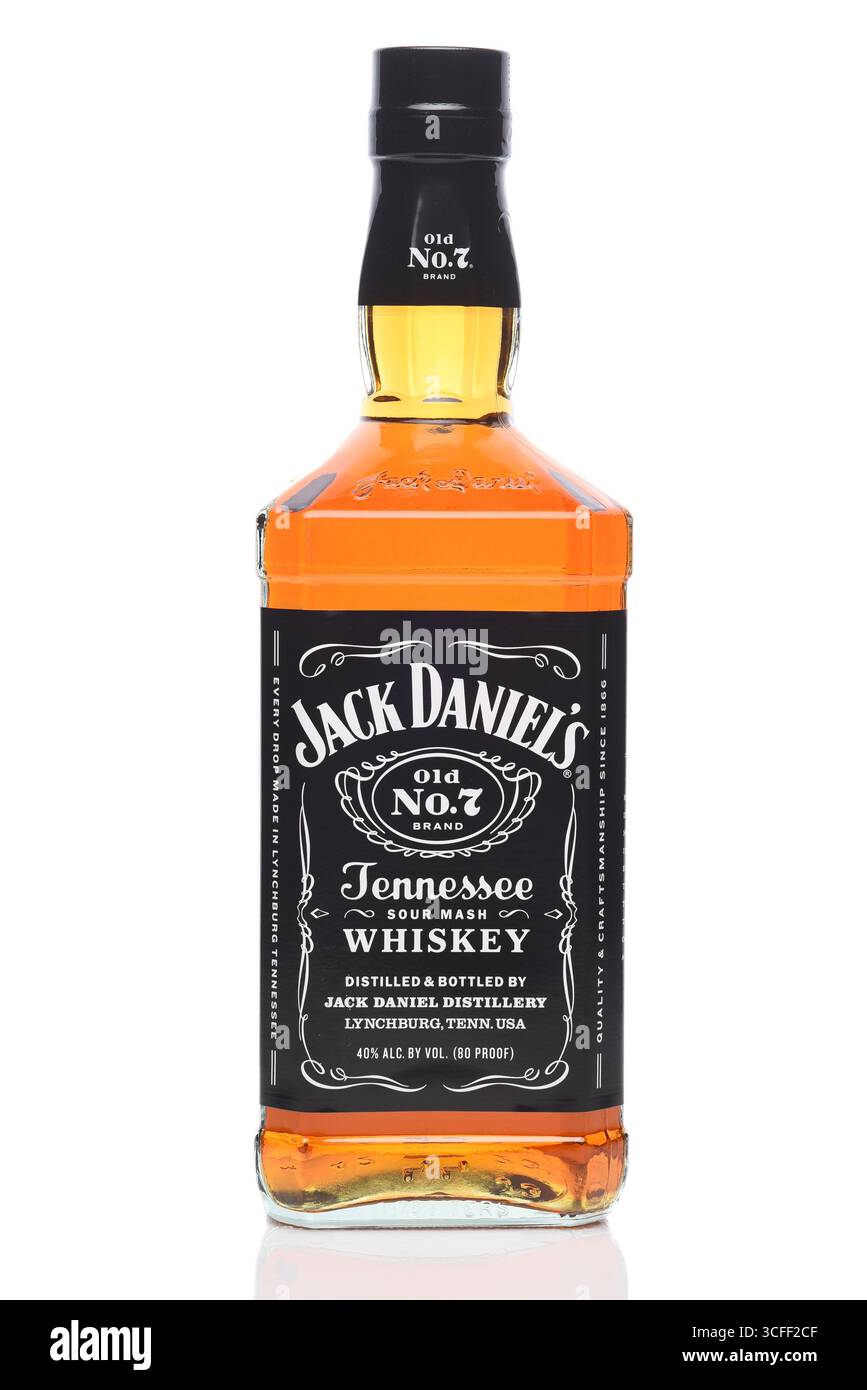 IRIVNE, KALIFORNIEN - 22. August 2025: Eine 1,75-Liter-Flasche Jack Daniels Tennessee Whiskey. Stockfoto