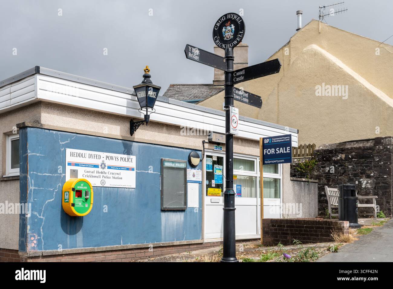 Kleine lokale Polizeistation in Crickhowell Town, South Wales, Großbritannien, mit Schild zum Verkauf draußen. Konzept: Polizeistationen schließen Stockfoto
