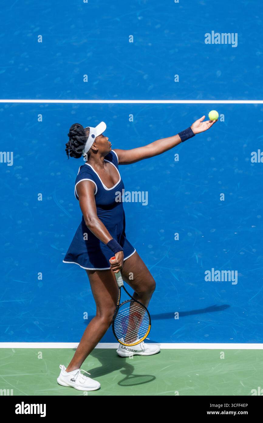 Venus Williams (USA) trat bei den US Open 2025 in der Mixed Doubles Round 1 an. Stockfoto