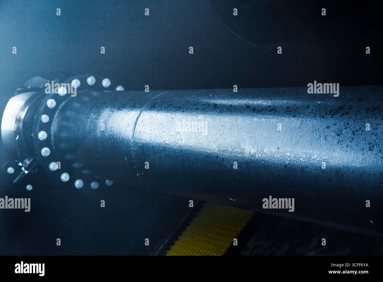 Ballastbehälter eines Behälters mit einem mit der Stirnwand verschraubten Rohr. Stockfoto