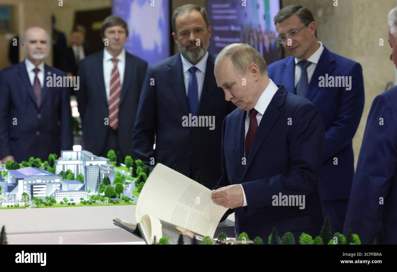 Sarov, Russland. August 2025. Der russische Präsident Wladimir Putin besucht am 22. August 2025 in Sarow, Region Nischni Nowgorod, Russland eine Ausstellung mit dem Titel „Wissenschaftliche und pädagogische Infrastruktur in den Städten des besonderen Zwecks“. Quelle: Gavriil Grigorov/Kreml Pool/Alamy Live News Stockfoto