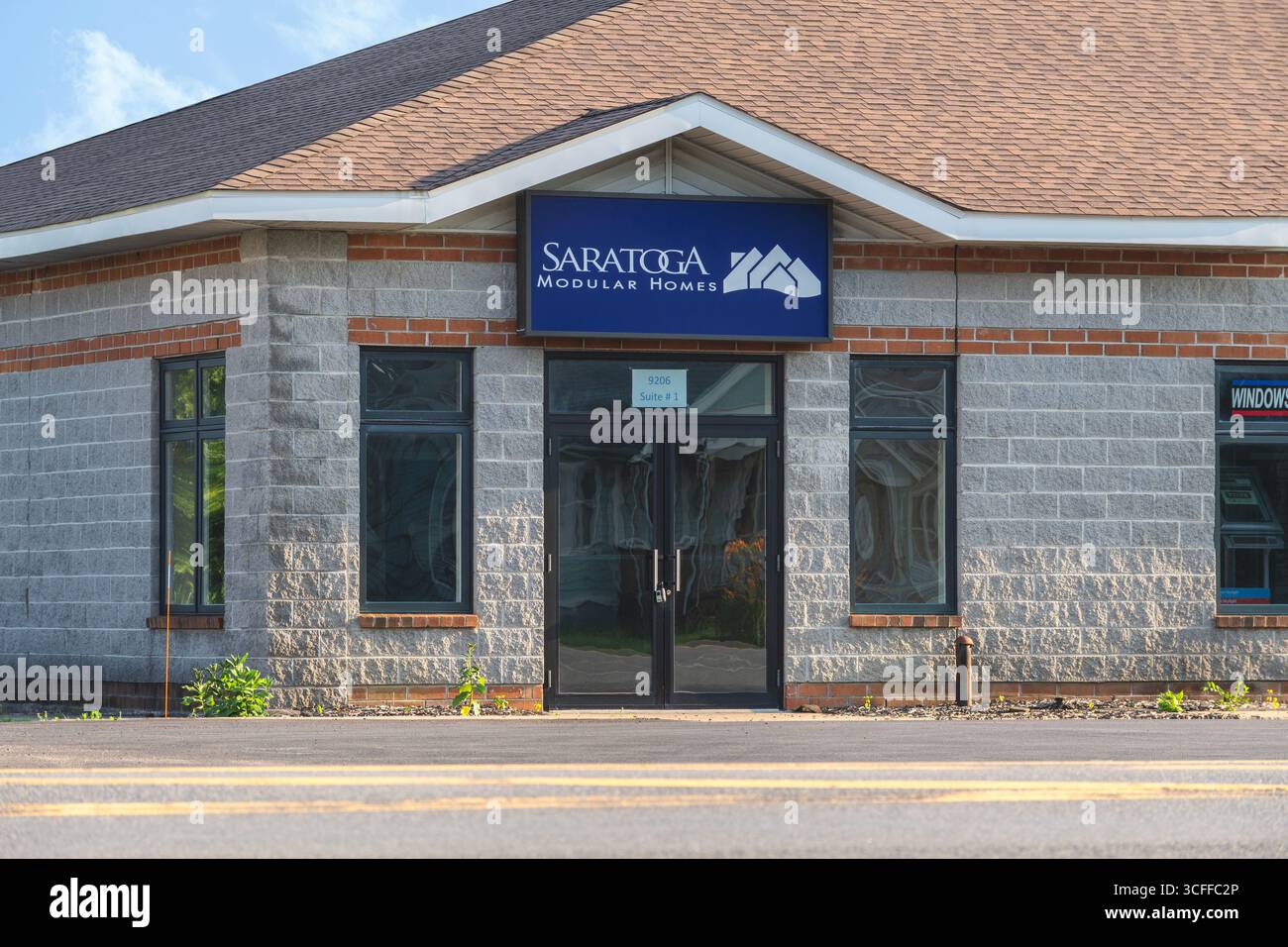 Marcy, NY - 3. Juli 2025: Close-up von Saratoga Modular Homes, ist ein Unternehmen mit Sitz im Bundesstaat New York, das sich auf kundenspezifische, hochwertige modulare Häuser spezialisiert hat Stockfoto