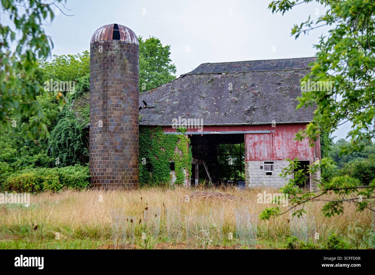 New Troy, Michigan - eine alte Scheune in einem Zustand der Verwüstung auf einer Farm im Südwesten Michigans. Stockfoto