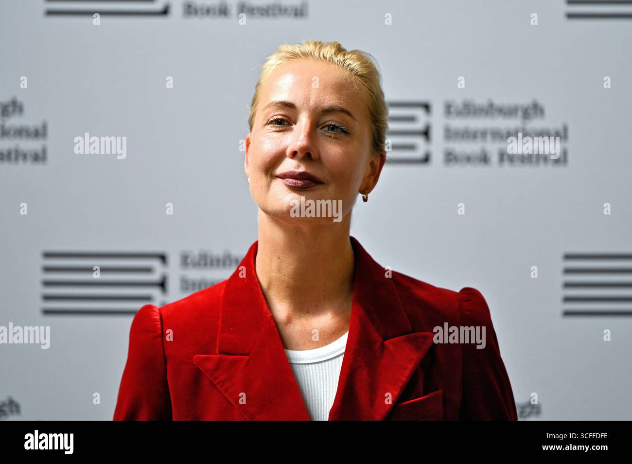 Edinburgh, Schottland, Großbritannien. August 2025. Edinburgh International Book Festival: Julia Navalnaya, russische Persönlichkeit und Ökonom, Witwe des russischen Oppositionsführers Alexej Nawalny beim offiziellen Fotogespräch. Quelle: Craig Brown/Alamy Live News Stockfoto