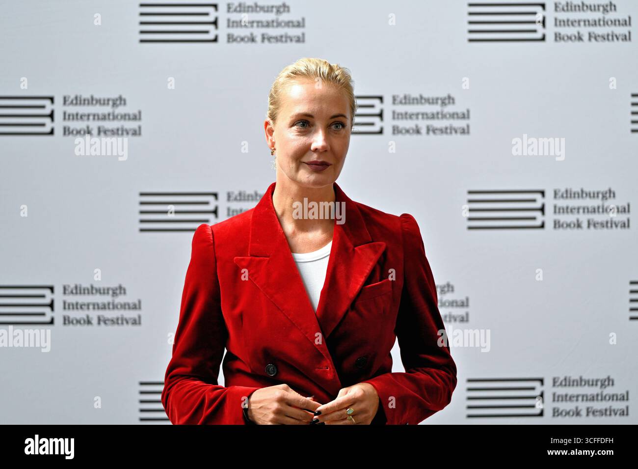 Edinburgh, Schottland, Großbritannien. August 2025. Edinburgh International Book Festival: Julia Navalnaya, russische Persönlichkeit und Ökonom, Witwe des russischen Oppositionsführers Alexej Nawalny beim offiziellen Fotogespräch. Quelle: Craig Brown/Alamy Live News Stockfoto