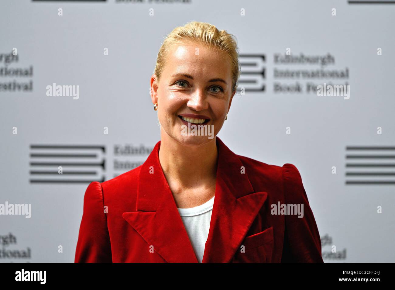 Edinburgh, Schottland, Großbritannien. August 2025. Edinburgh International Book Festival: Julia Navalnaya, russische Persönlichkeit und Ökonom, Witwe des russischen Oppositionsführers Alexej Nawalny beim offiziellen Fotogespräch. Quelle: Craig Brown/Alamy Live News Stockfoto