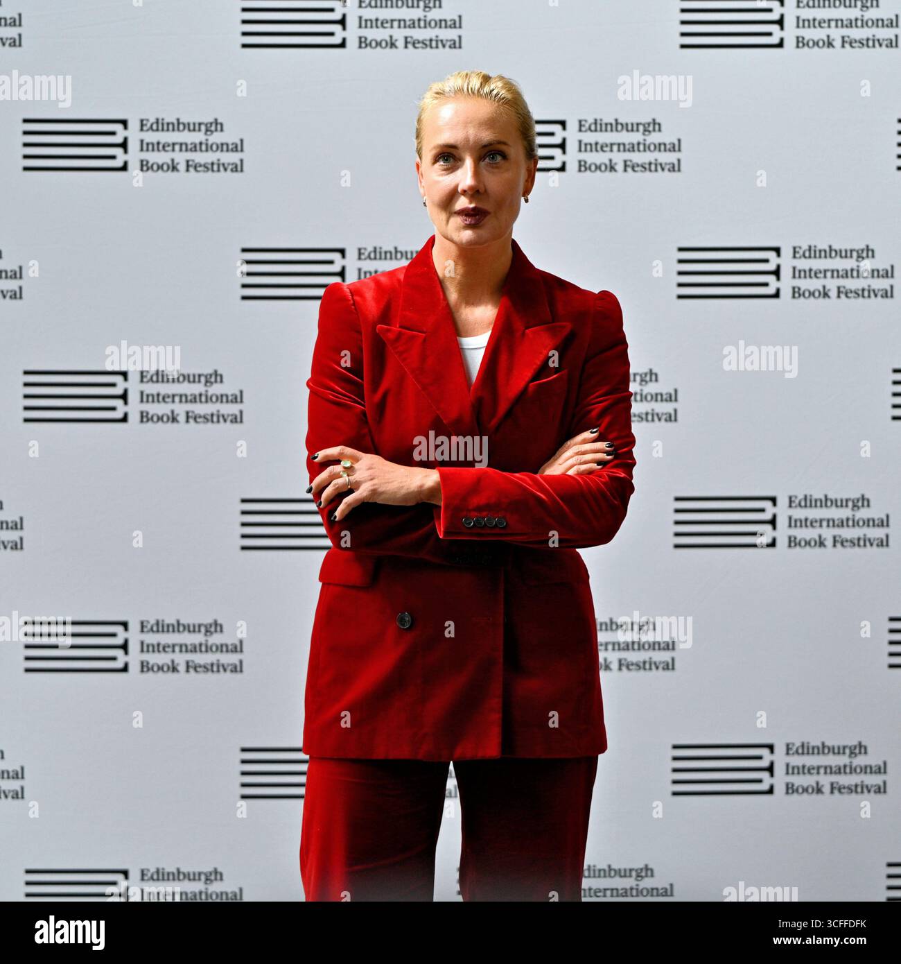 Edinburgh, Schottland, Großbritannien. August 2025. Edinburgh International Book Festival: Julia Navalnaya, russische Persönlichkeit und Ökonom, Witwe des russischen Oppositionsführers Alexej Nawalny beim offiziellen Fotogespräch. Quelle: Craig Brown/Alamy Live News Stockfoto