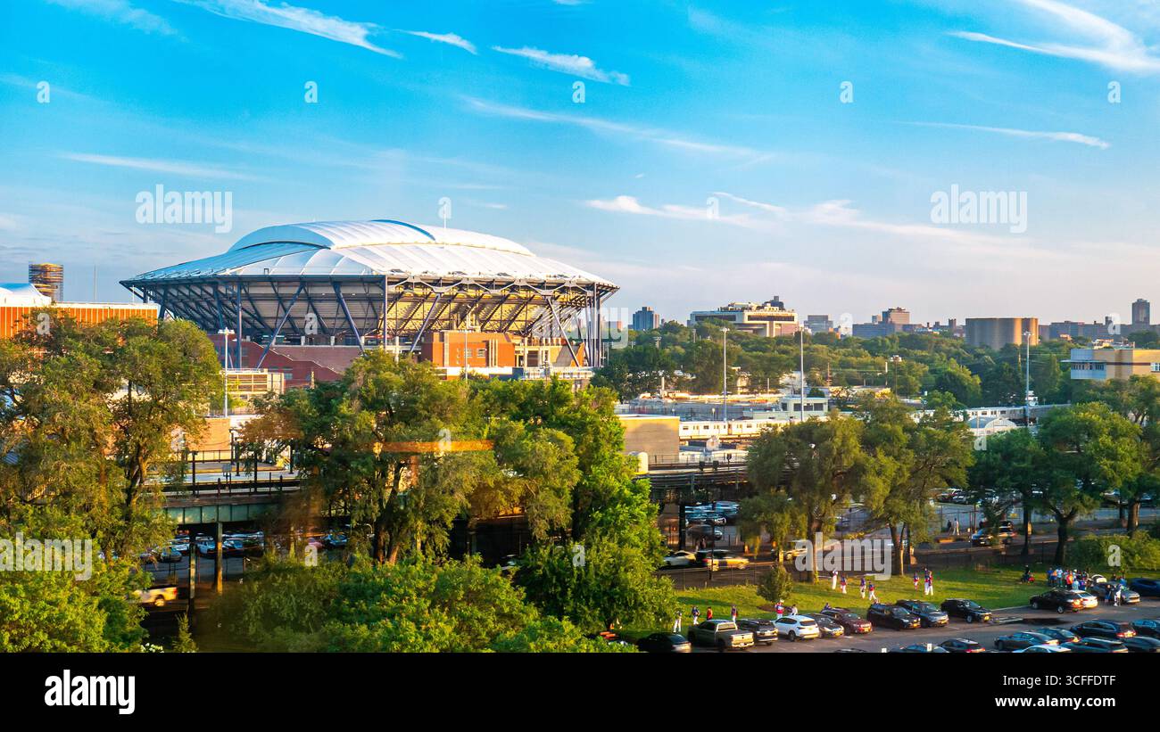 Queens, New York City, New York, USA. August 2025. Die US Open Tennis Championships werden im Arthur Ashe Stadium in Queens, New York City, ausgetragen. Das Arthur Ashe Stadium ist Teil des USTA Billie Jean King National Tennis Center und das größte Tennisstadion der Welt. Quelle: Stu Gray/Alamy Live News Stockfoto