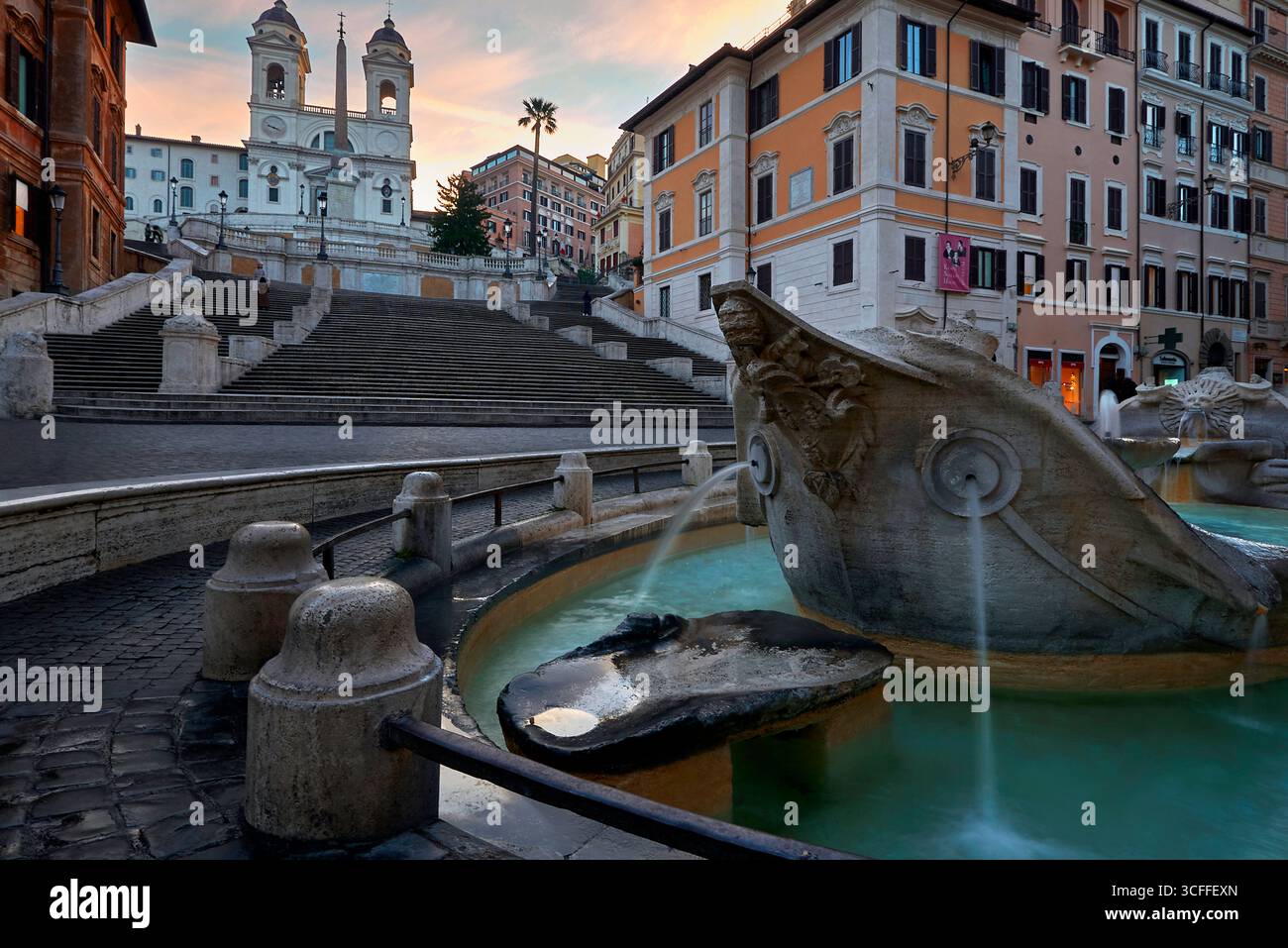 Piazza di Spagna (Spanische Treppe) vor Sonnenaufgang. Rom, Italien Stockfoto
