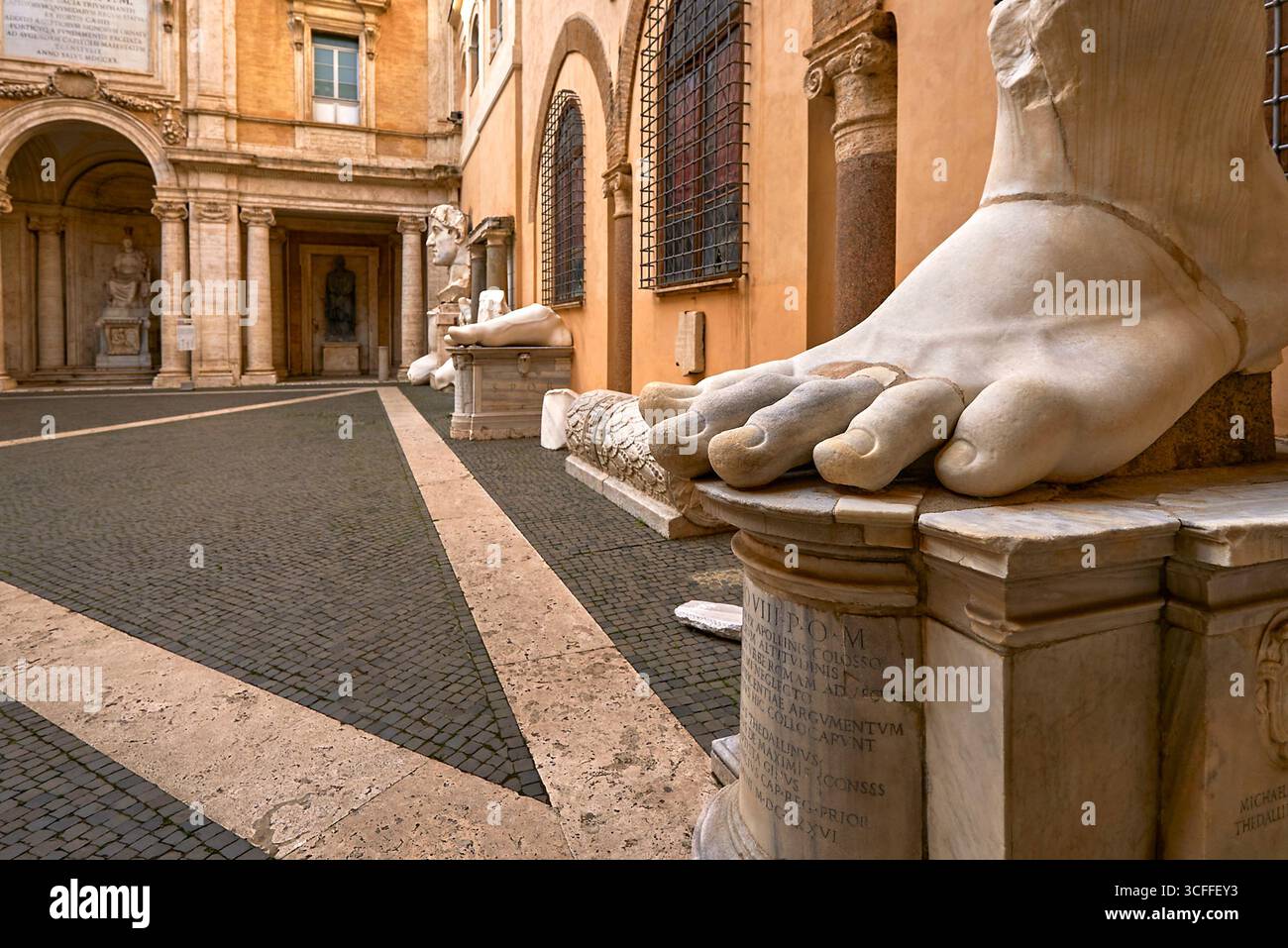Fuß der kolossalen Statue von Konstantin im Innenhof am Eingang zu den Kapitolinischen Museen. Rom, Italien Stockfoto