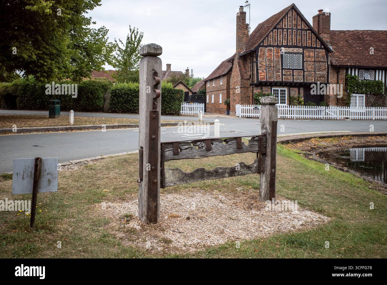 Öffentliche Vorräte auf dem Dorfgrün in Aldbury, nahe Tring, Hertfordshire, wurden einst zur Bestrafung genutzt, heute ein geschütztes altes Denkmal. Stockfoto