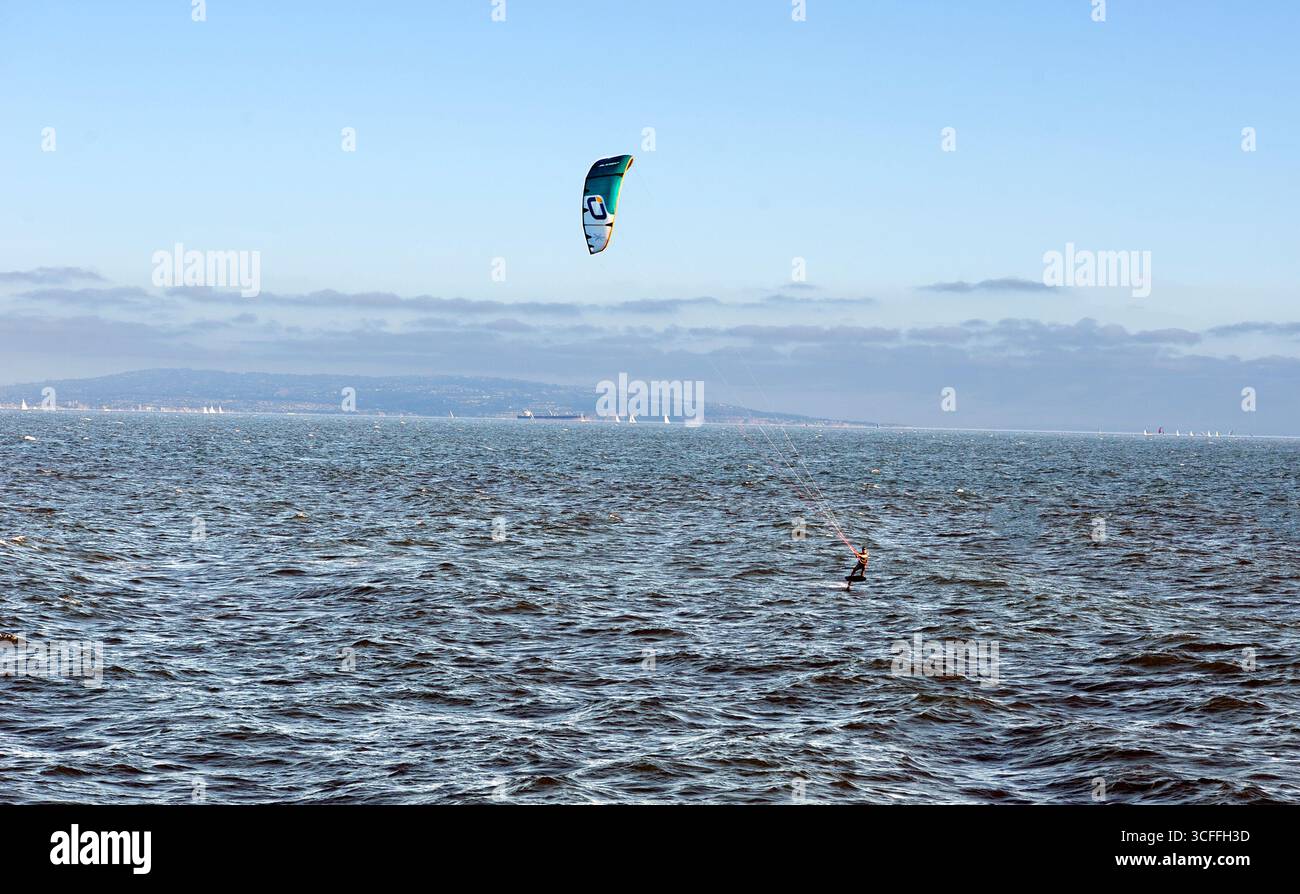 Windsurfen in der Nähe des Piers in Santa Monica, Kalifornien, USA Stockfoto