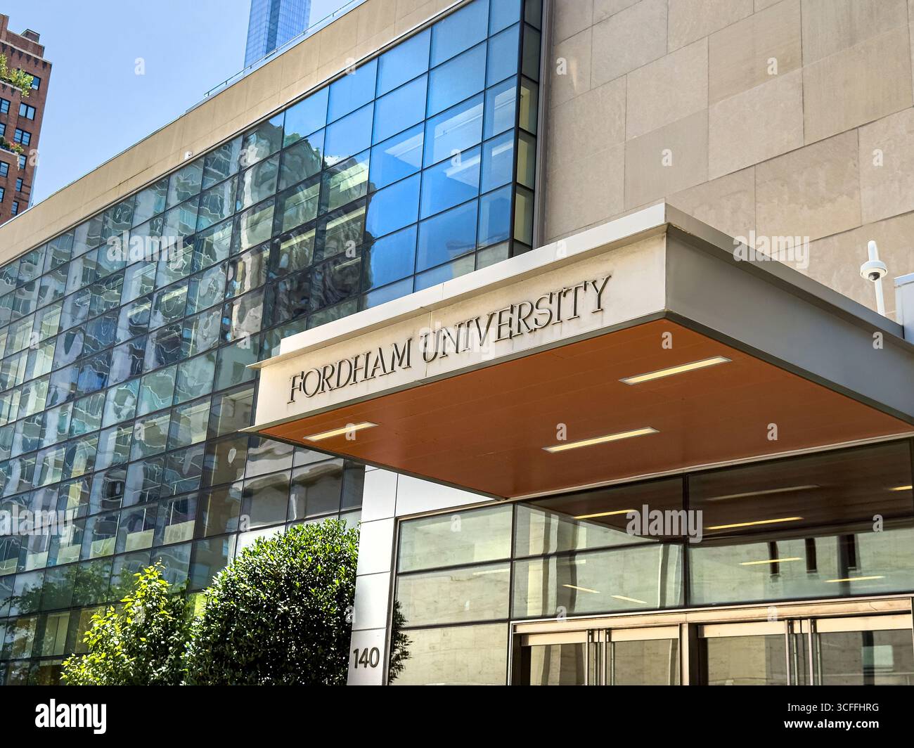Fordham University, Gabelli School of Business, Student Affairs und Gerald M. Quinn Library, Gebäudeeingang, 150 West 62nd Street, Manhattan, New Y Stockfoto