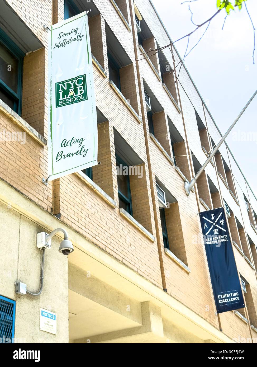 Banner hängen an der Außenfassade des Gebäudes für die NYC Lab School for Collaborative Studies und die NYC Museum School, 333 West 17th Street, Chelsea, Manhattan, N Stockfoto