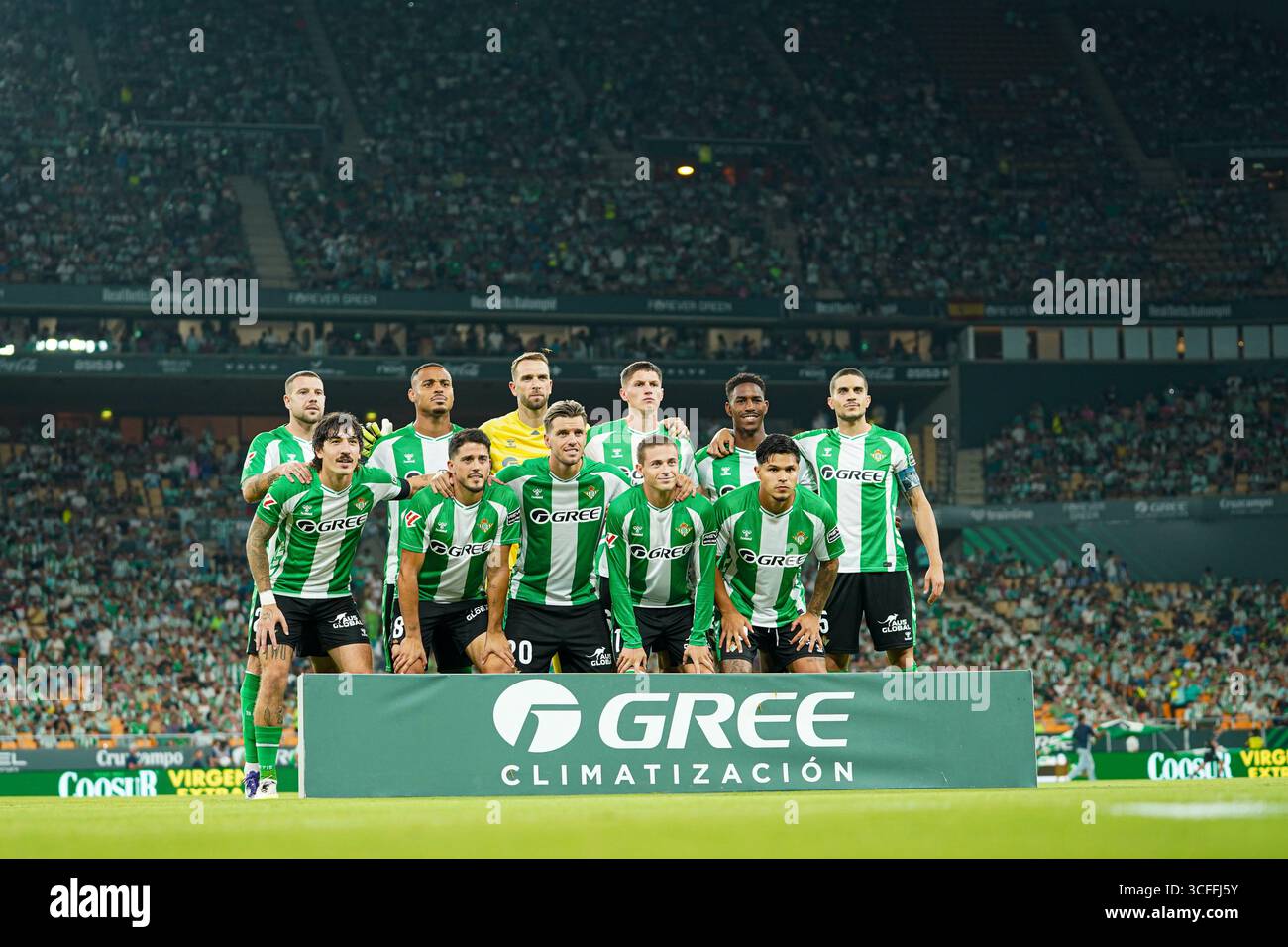Sevilla, Spanien. August 2025. Real Betis Spieler vor dem LaLiga Spiel zwischen Real Betis und Deportivo Alaves im La Cartuja Stadion. Quelle: Fernando Vazquez / Alamy Live News Stockfoto