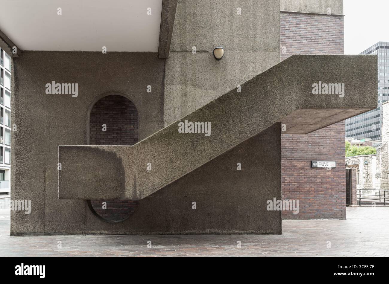 London, Großbritannien - 18. August 2025 - eine markante Sichtbetontreppe (Béton brut), charakteristisch für die brutalistische Architektur mit starken geometrischen Formen Stockfoto