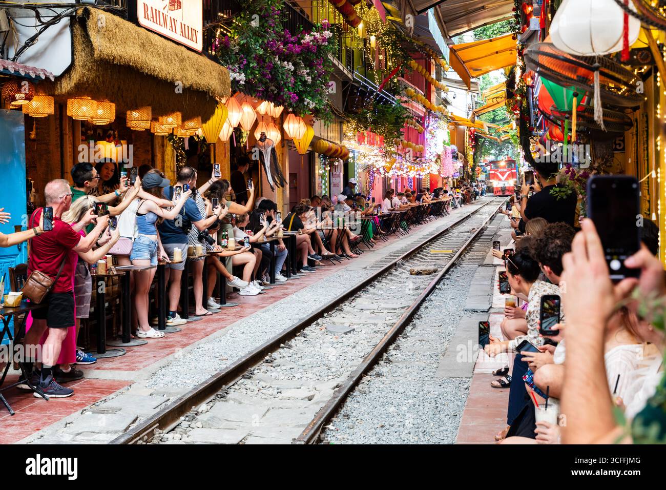 Berühmte Bahnstraße in Hanoi, Vietnam. Jetzt eine Touristenattraktion. Stockfoto