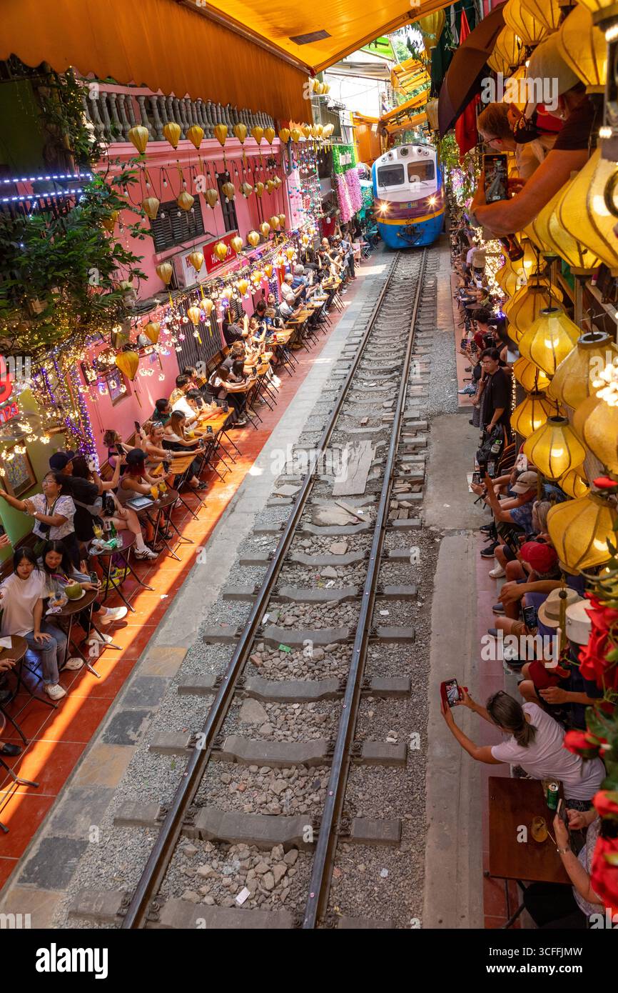 Berühmte Bahnstraße in Hanoi, Vietnam. Jetzt eine Touristenattraktion. Stockfoto