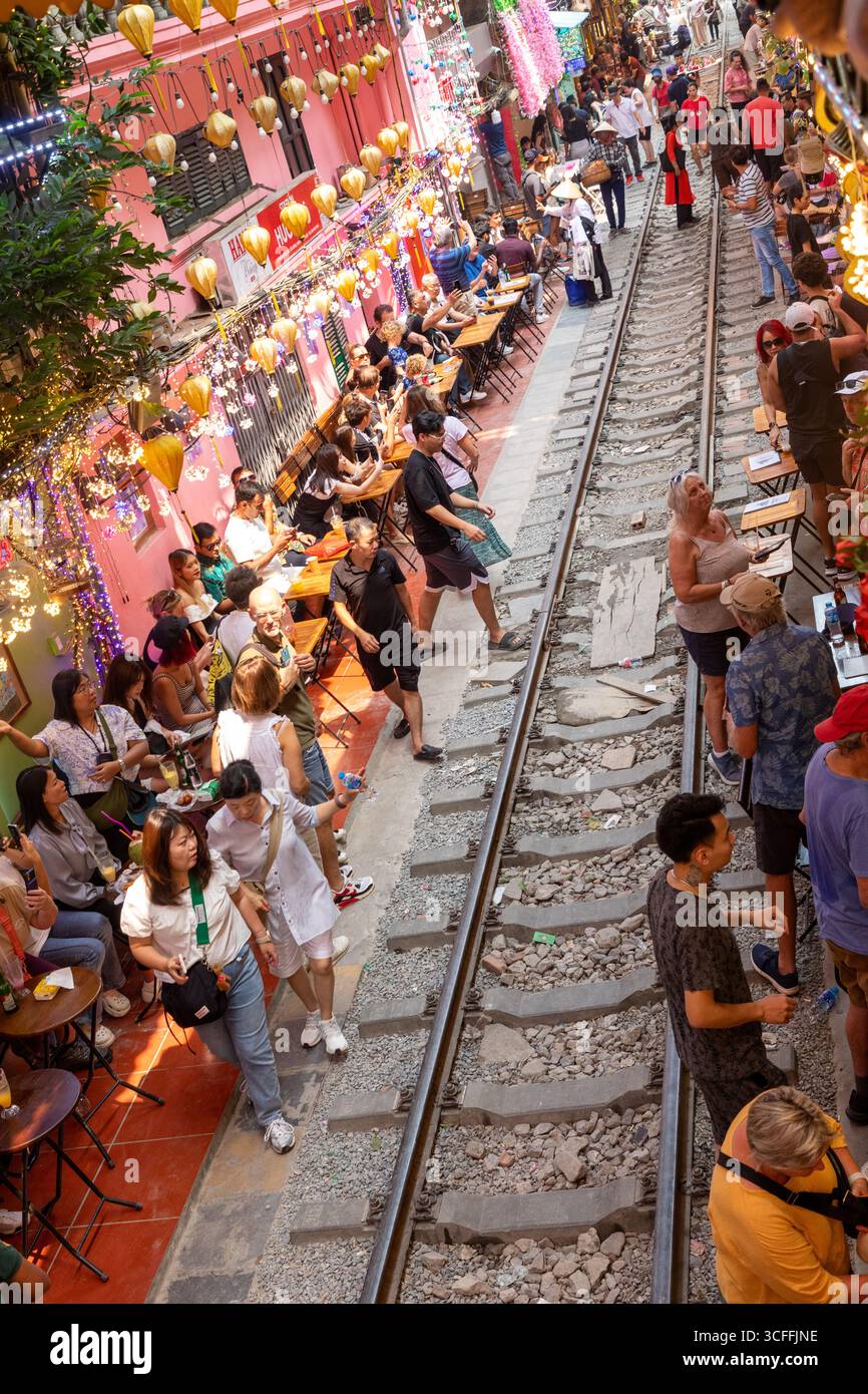 Berühmte Bahnstraße in Hanoi, Vietnam. Jetzt eine Touristenattraktion. Stockfoto