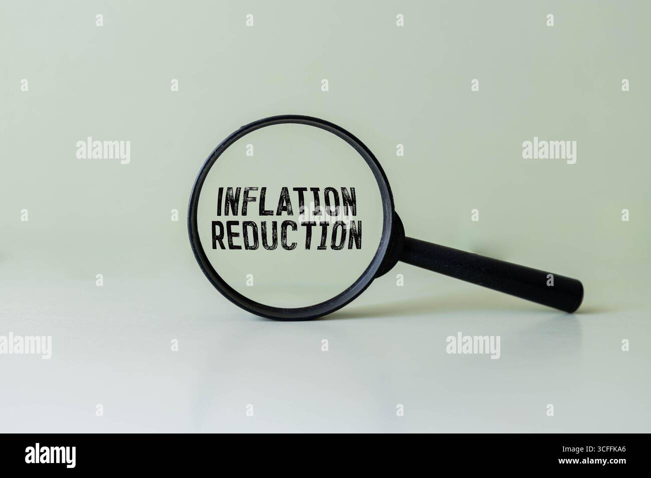 Geschäftskonzept. Auf dem Tisch sind Geschäftskarten, Bürobedarf und ein Notizblock mit der Aufschrift "Inflation Reduction Act" Stockfoto