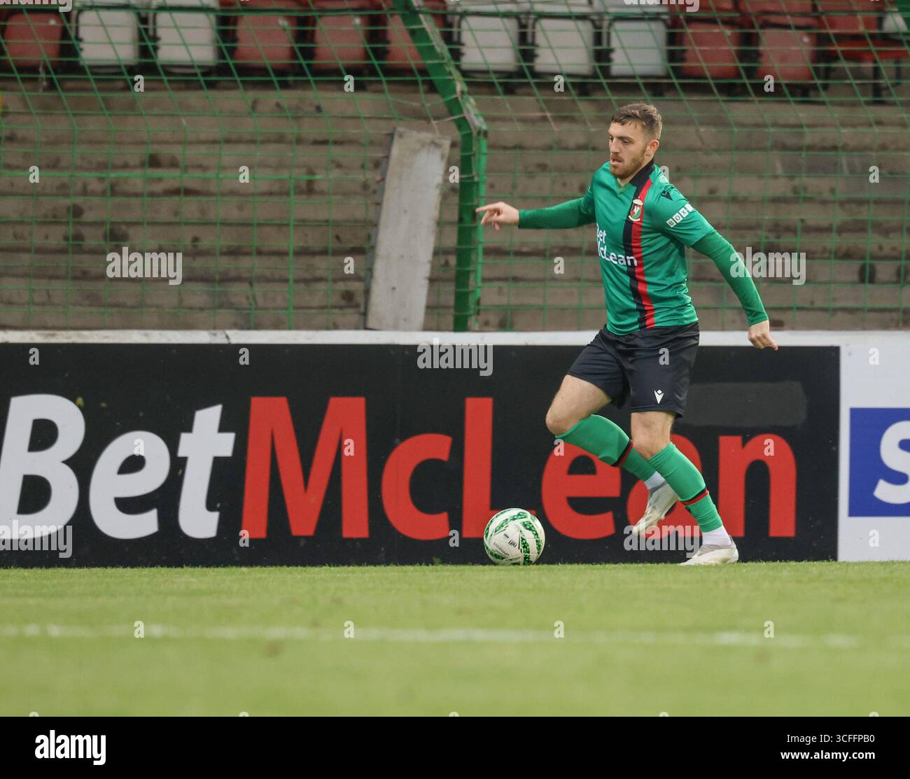 BetMcLean Oval, Belfast, Nordirland, Großbritannien. August 2025. Sports Direct Premiership – Glentoran 2 Glenavon 0 (Glentoran in grünen Hemden). Fußballspieler Glentoran Ryan Cooney Stockfoto