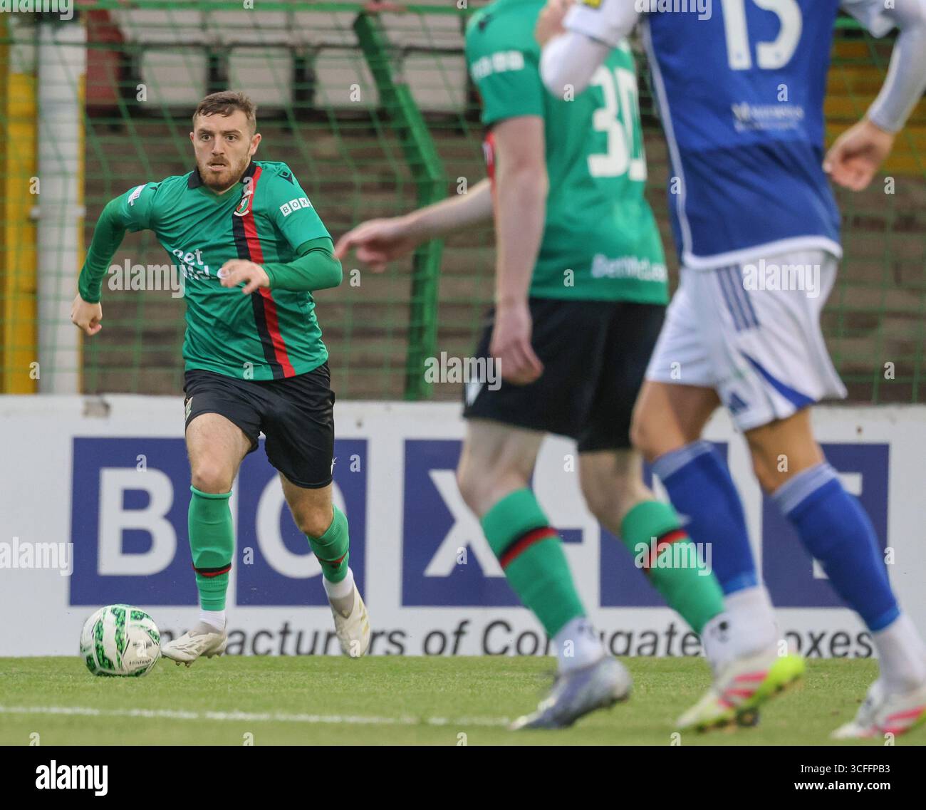 BetMcLean Oval, Belfast, Nordirland, Großbritannien. August 2025. Sports Direct Premiership – Glentoran 2 Glenavon 0 (Glentoran in grünen Hemden). Fußballspieler Glentoran Ryan Cooney Stockfoto