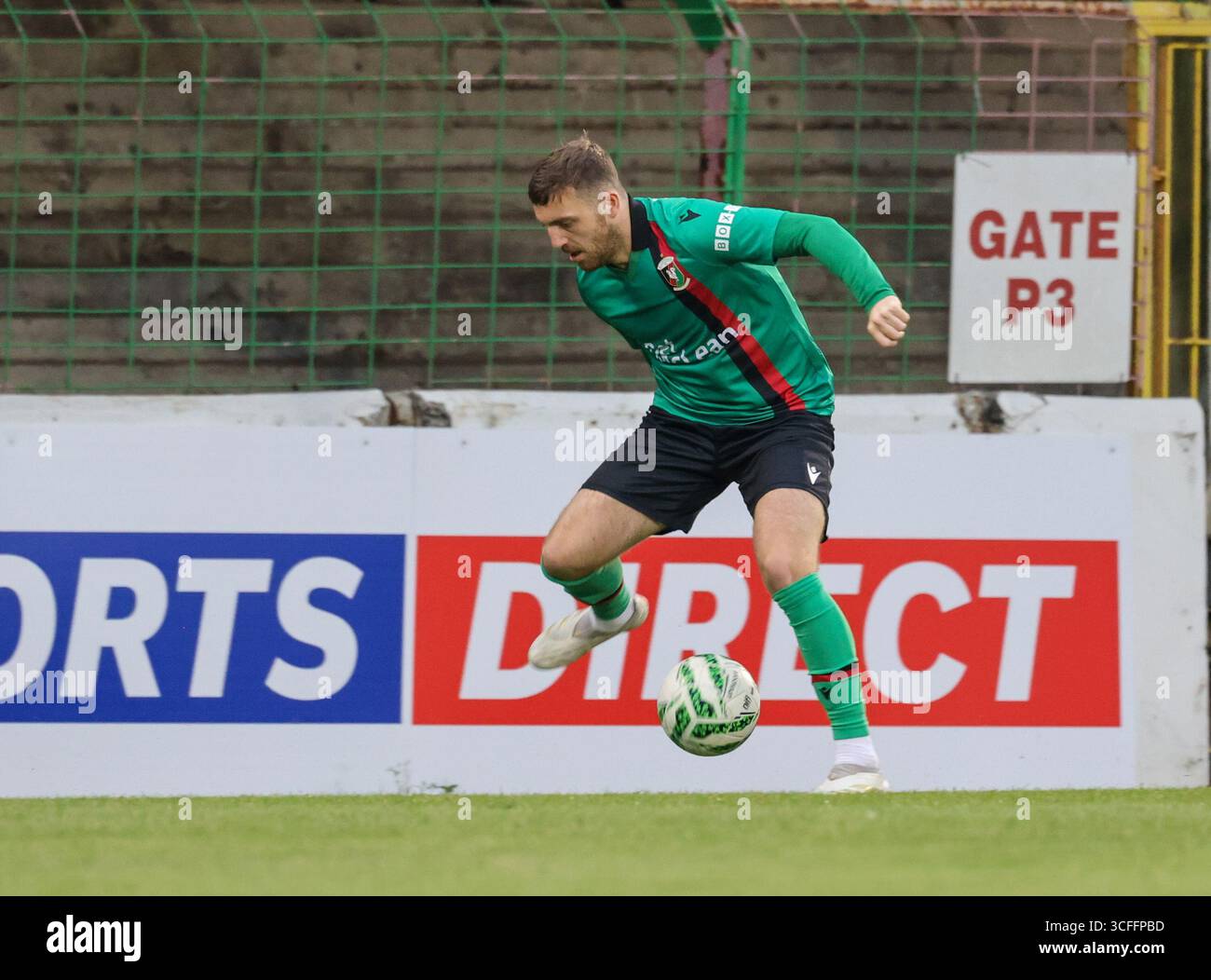 BetMcLean Oval, Belfast, Nordirland, Großbritannien. August 2025. Sports Direct Premiership – Glentoran 2 Glenavon 0 (Glentoran in grünen Hemden). Fußballspieler Glentoran Ryan Cooney Stockfoto