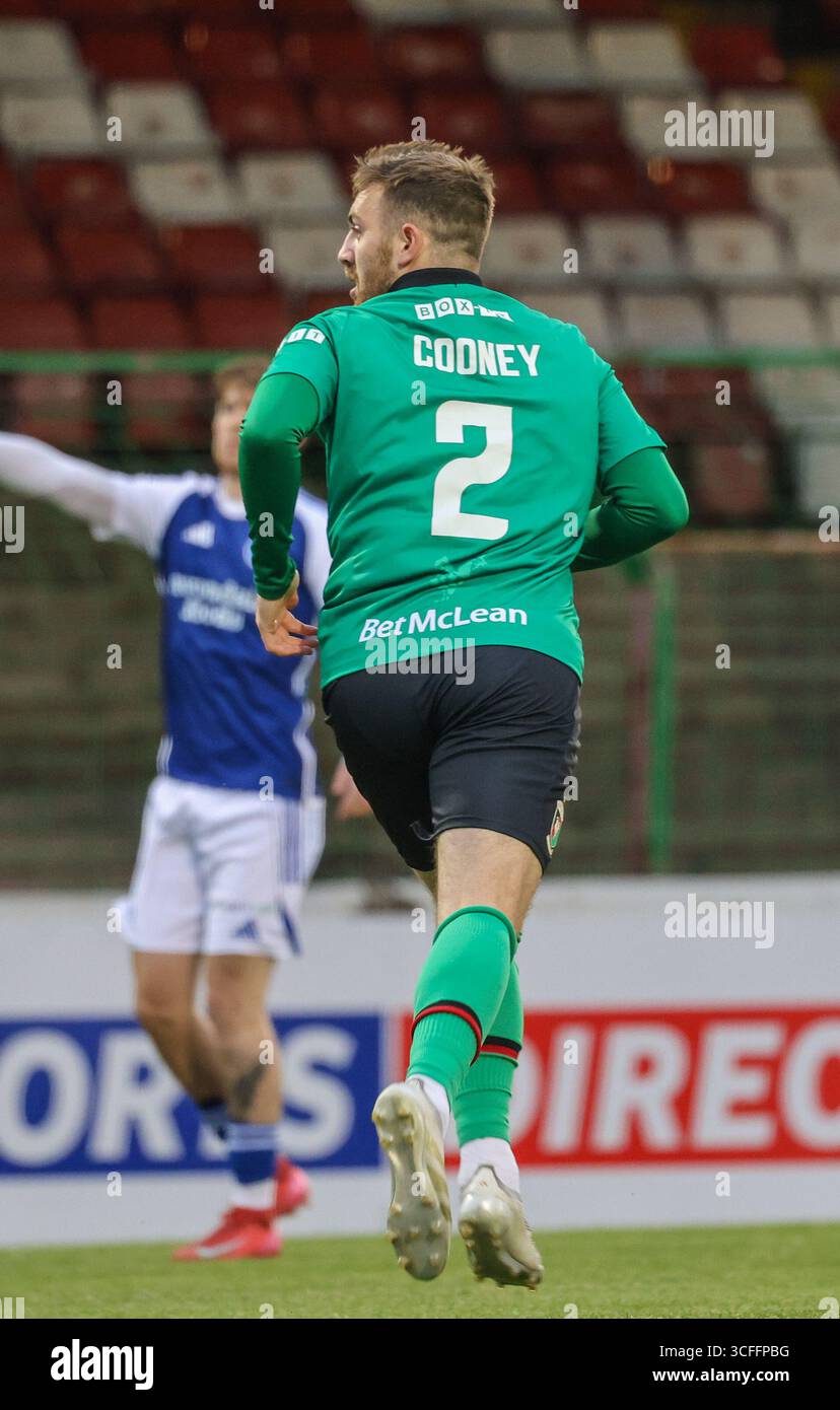 BetMcLean Oval, Belfast, Nordirland, Großbritannien. August 2025. Sports Direct Premiership – Glentoran 2 Glenavon 0 (Glentoran in grünen Hemden). Fußballspieler Glentoran Ryan Cooney. Stockfoto