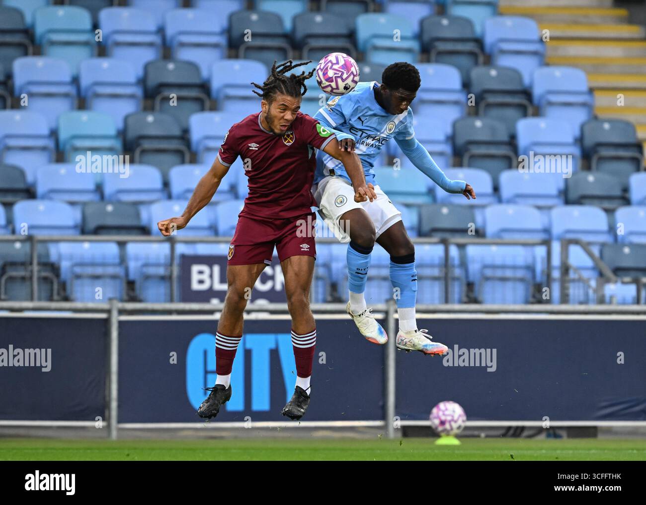 Manchester, Großbritannien. August 2025. Ryan McAidoo aus Manchester City und Ezra Mayers aus West Ham United kämpfen um den Ball während des Spiels Manchester City U21 gegen West Ham United U21 Premier League 2 im Academy Stadium in Manchester. Der Bildnachweis sollte lauten: Cody Froggatt/Sportimage Credit: Sportimage Ltd/Alamy Live News Stockfoto