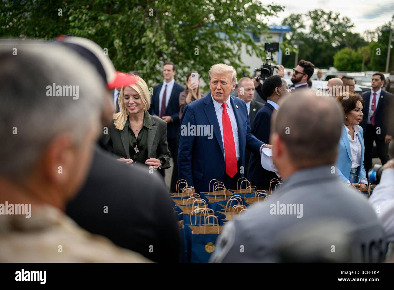 Präsident Donald Trump besucht Strafverfolgungsbehörden und Mitglieder der Nationalgarde in der Anacostia Operations Facility der US Park Police, Donnerstag, 21. August 2025, in Washington. D.C. (offizielles Foto des Weißen Hauses von Daniel Torok) Stockfoto