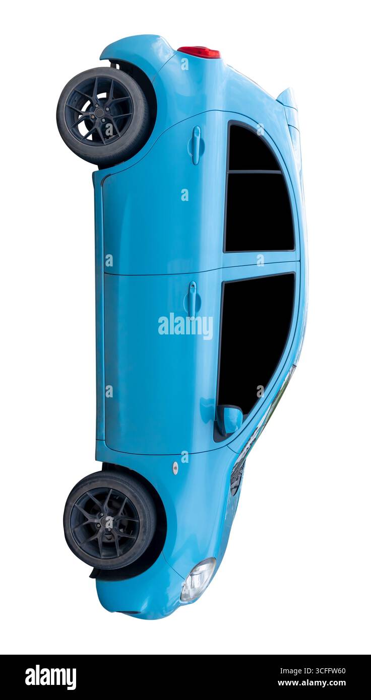 Seitenansicht eines kleinen oder kleinen blauen oder hellblauen Sportfließheckwagens in der Vertikalen ist auf weißem Hintergrund mit Beschneidungspfad isoliert. Stockfoto