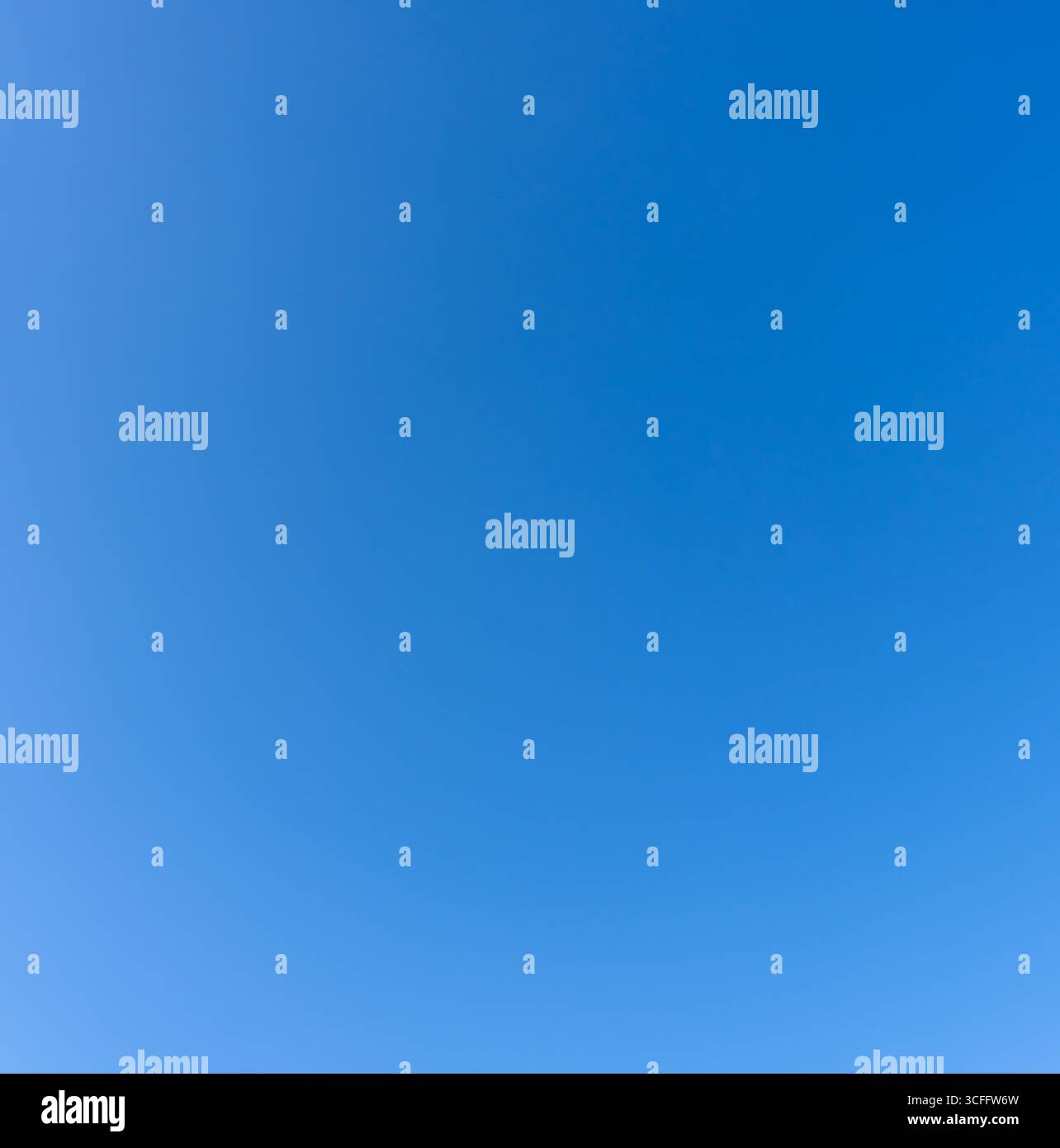 Der niedrige Winkel und der volle Rahmen des wunderschönen hellblauen Himmels ohne Wolken am Nachmittag an sonnigen Tagen wird als natürliche Hintergrundtextur in Dekora verwendet Stockfoto