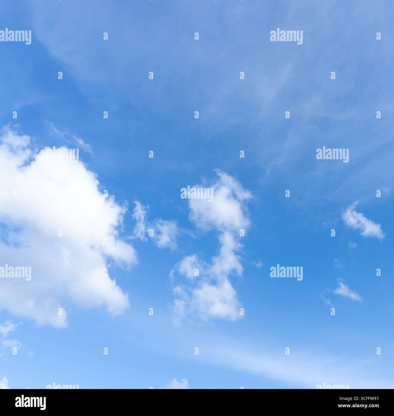 Der niedrige Winkel und der volle Rahmen des wunderschönen blauen Himmels mit der seltsamen Form flauschiger weißer Wolken am Nachmittag an sonnigen Tagen wird als natürlicher Hintergrund verwendet Stockfoto