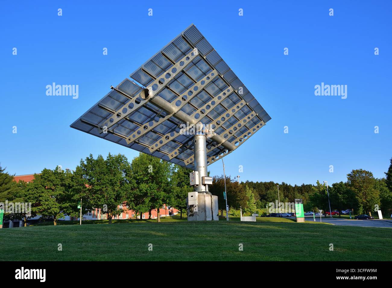 Sonnenkollektor mit Fresnel-Linse, erneuerbare Energien, Photovoltaik-Panel. Stockfoto