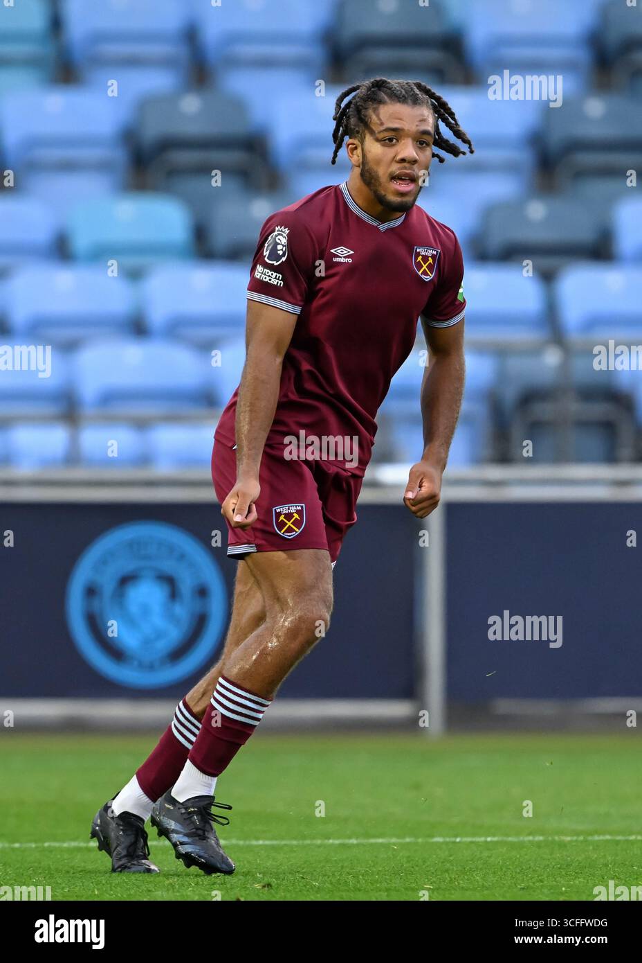 Manchester, Großbritannien. August 2025. Ezra Mayers von West Ham United während des Spiels Manchester City U21 gegen West Ham United U21 Premier League 2 im Academy Stadium, Manchester. Der Bildnachweis sollte lauten: Cody Froggatt/Sportimage Credit: Sportimage Ltd/Alamy Live News Stockfoto