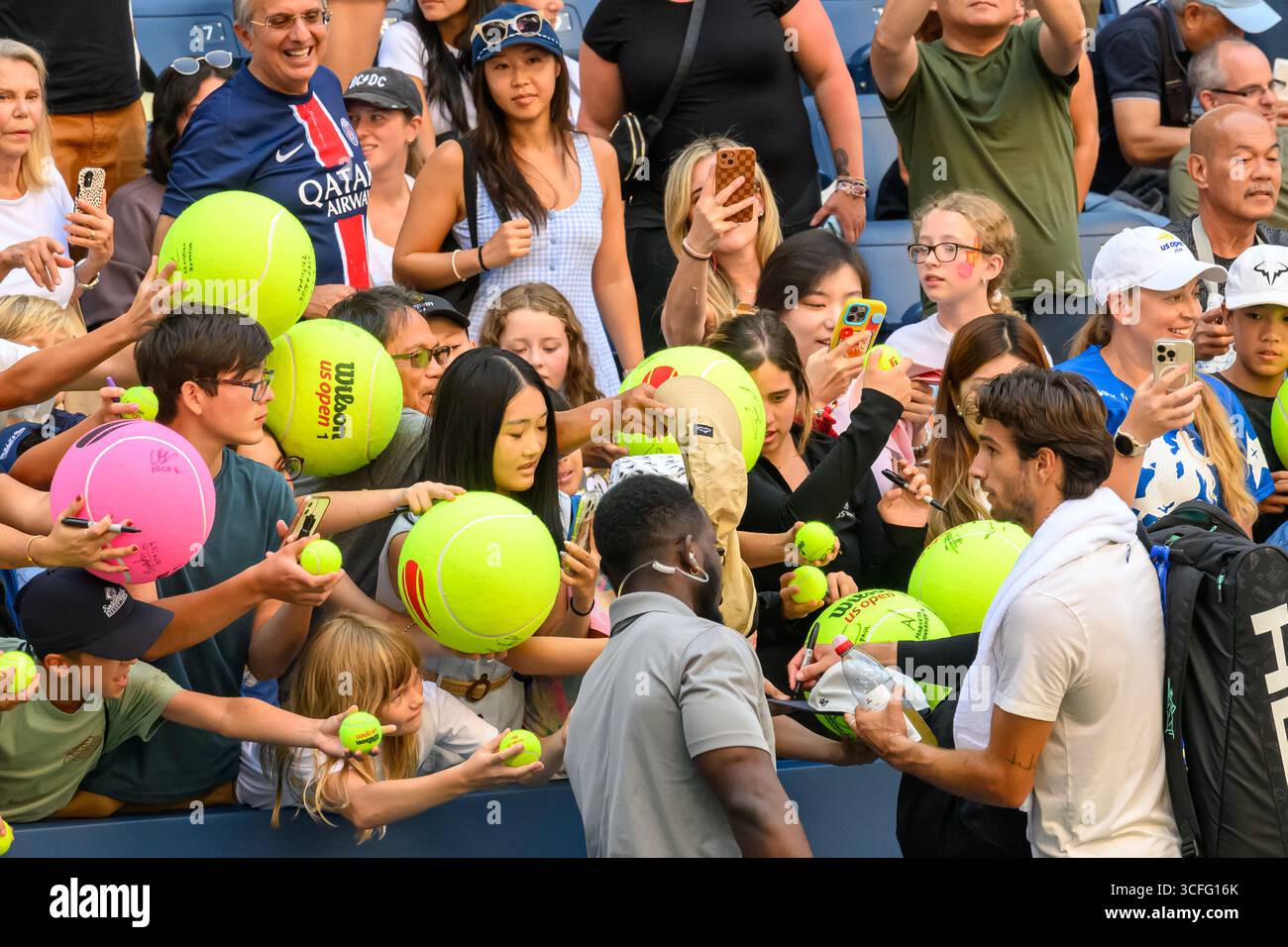 New York, USA. August 2025. Lorenzo Musetti aus Italien unterzeichnet Autogramme für Fans nach einem Übungsspiel vor den US Open Tennis. Quelle: Enrique Shore/Alamy Live News Stockfoto